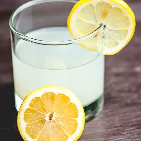bevanda con acqua limone e bicarbonato